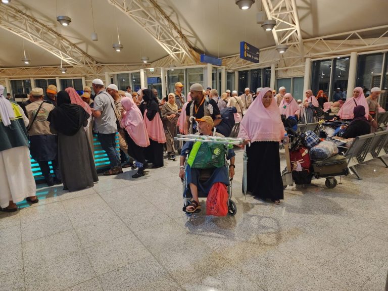 وصول الرحلة الأولى من حجاج غزة إلى مطار القاهرة