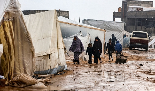 عاصفة مطرية تكبّد النازحين همومًا جديدة: حالة الطوارئ تنذر بأزمة في خيام غزة ومراكز الإيواء.