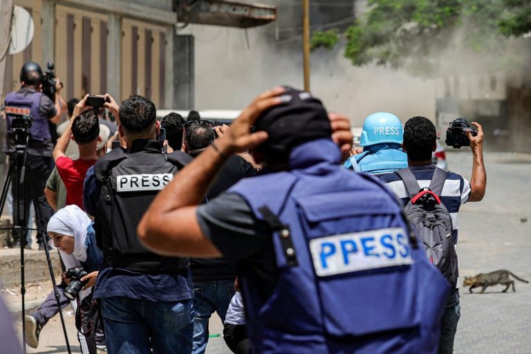 تصاعد التوتر: الاحتلال يستهدف طاقم الجزيرة مرة أخرى والإعلام الحكومي يدين الهجوم الخامس