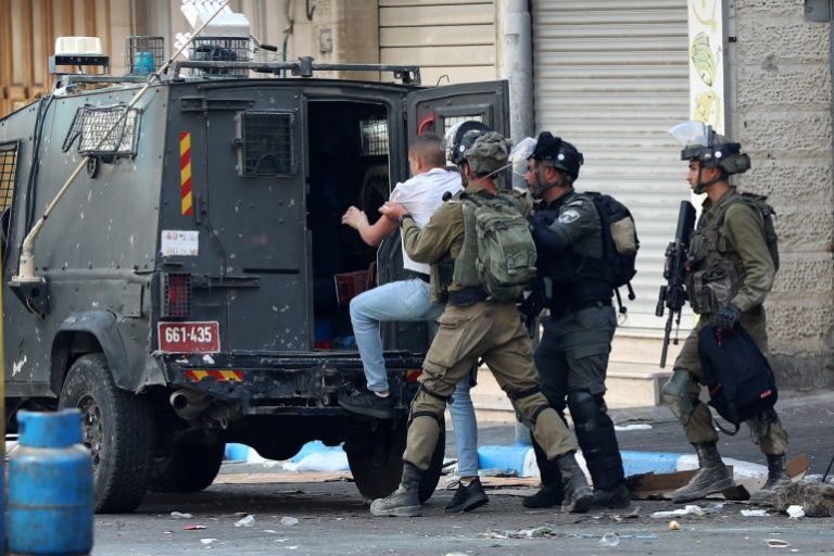 ” شهيد برصاص قوات الاحتلال في الضفة الغربية، يعقبه إعتقالات جماعية في إطار عمليات الاقتحام الإسرائيلية.”