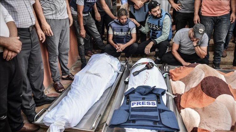 مأساة الصحافة: ارتفاع عدد الشهداء بين المراسلين في غزة يصل إلى 124، نداء لضمان سلامة العاملين في الميدان الإعلامي