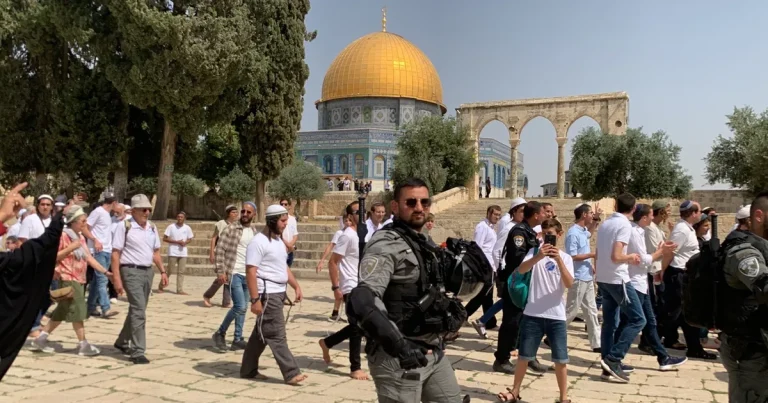 مستوطنون يقتحمون المسجد الأقصى خلال احتفالات “عيد البوريم”