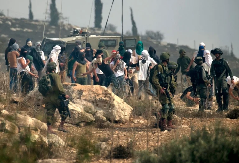 شهيد في مدينة رام الله ، في حين يتابع المستوطنون تنفيذ اعتداءاتهم المتواصلة في مدن الضفة الغربية.