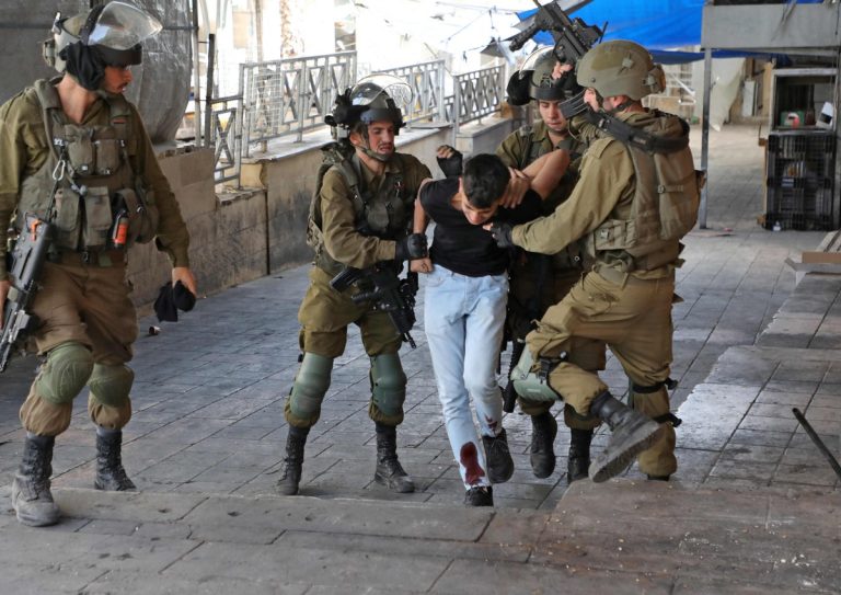 اعتقال 25 مواطناً من الضفة الغربية بينهم طفل وأسرى سابقون على يد جيش الاحتلال
