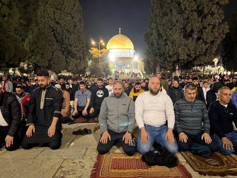40الف فلسطيني يؤدون صلاتي العشاء والتراويح في المسجد الأقصى.