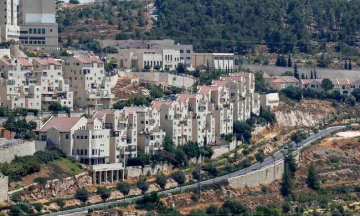 سلطات الاحتلال تنتزع مساحة تقدر بـ 27 ألف دونم من الأراضي الفلسطينية.