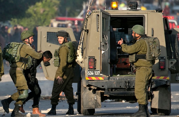 إصابة شاب فلسطيني واعتقال آخرين في اقتحام قوات الاحتلال لمخيم بلاطة في نابلس .