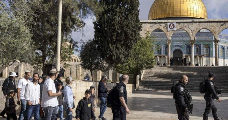 اقتحام مستوطنين لباحات المسجد الأقصى بحماية قوات الاحتلال