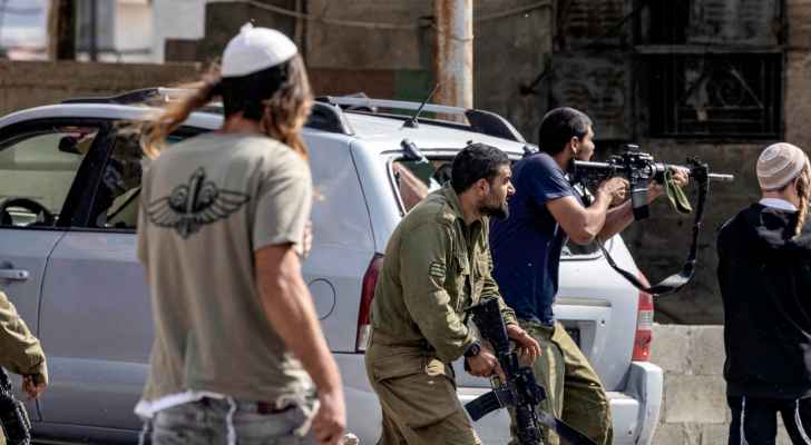 بريطانيا تفرض عقوبات على مستوطنين ارتبكو اعمال عنف ضد فلسطينين .
