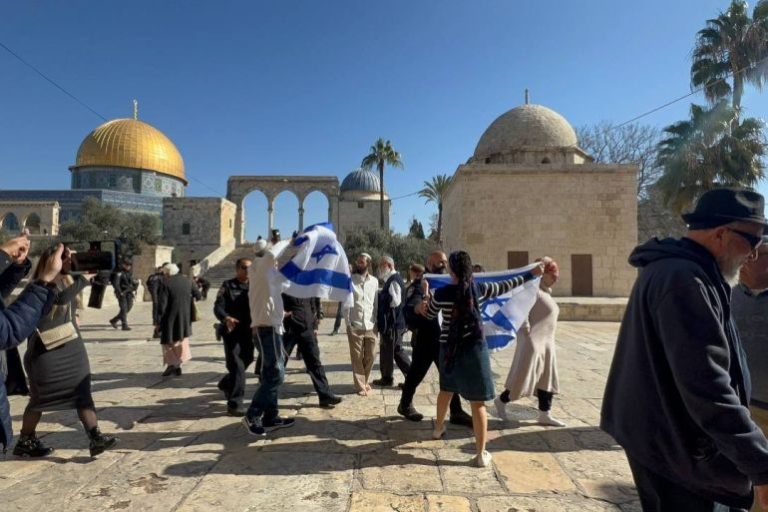مئات المستوطنين يقتحمون المسجد الاقصى المبارك بحماية شرطة الاحتلال .