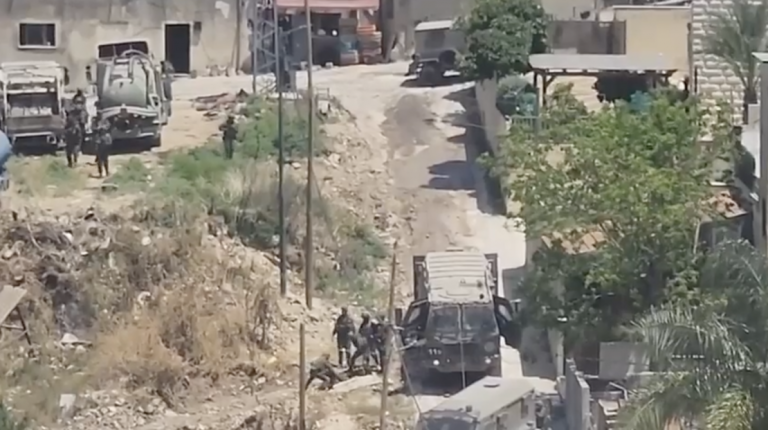 3 شهداء في طولكرم.. الاحتلال يطلق النار على فلسطينيين أثناء خروجهما من تحت ركام المنزل المدمر.