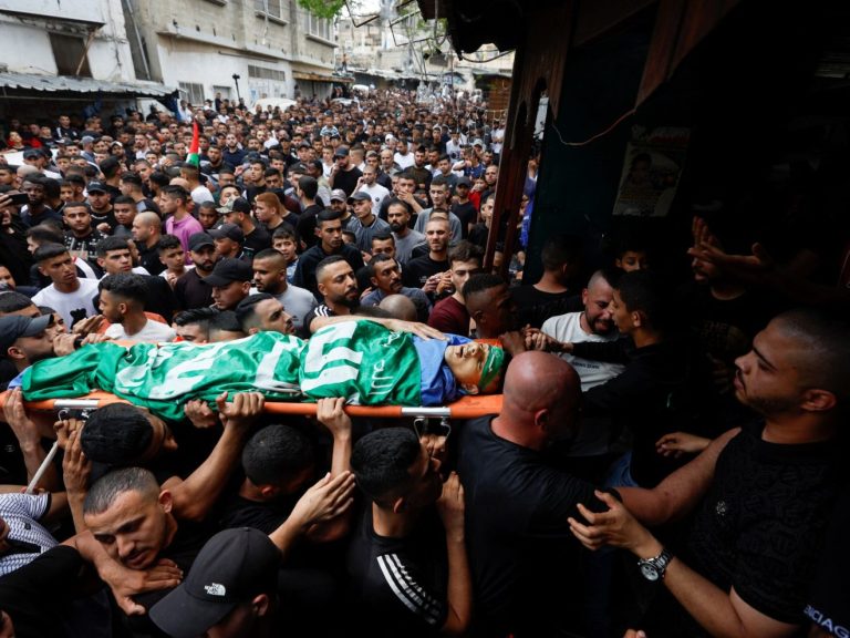 الاضراب الشامل يعم طولكرم حدادا على شهداء “القسام “.