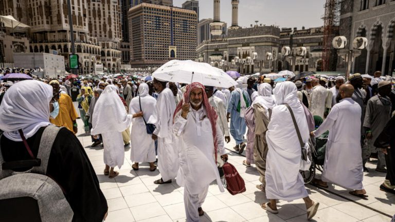 تزايد أعداد الوفيات بين حجاج بيت الله الحرام ليصل إلى 922 حاجًا