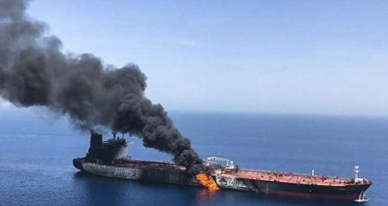 أعلن الحوثيون استهدافهم 3 سفن في البحرين الأحمر والعربيّ باستخدام صواريخ وطائرات مسيّرة.