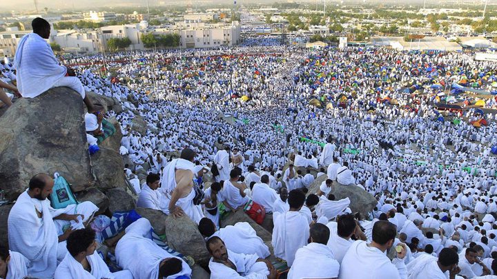 توافد حجاج بيت الله الحرام إلى صعيد عرفات لأداء ركن الحج الأكبر