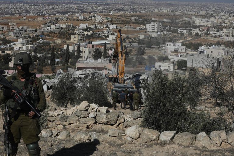 الاحتلال يدمر ثلاث منازل في الضفة الغربية ويقوم بقطع عشرات الأشجار الزيتون في جنين