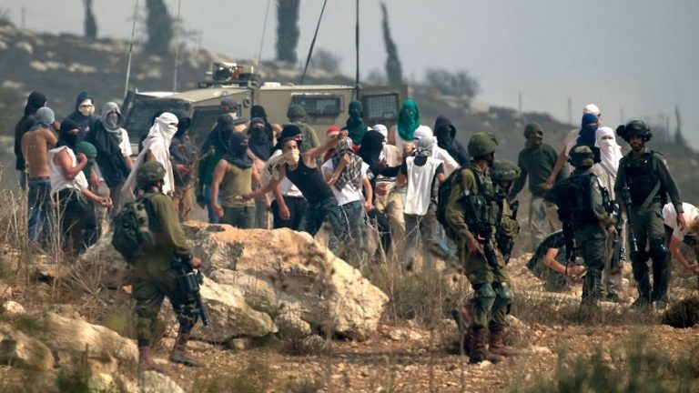 مستوطنون يجرفون أراضي في واد قانا غرب سلفيت.