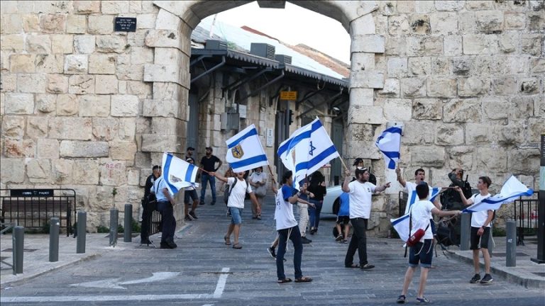 مستوطنون يواصلون الانتشار في “باب العامود” بمدينة القدس استعداد لمسيرة الاعلام