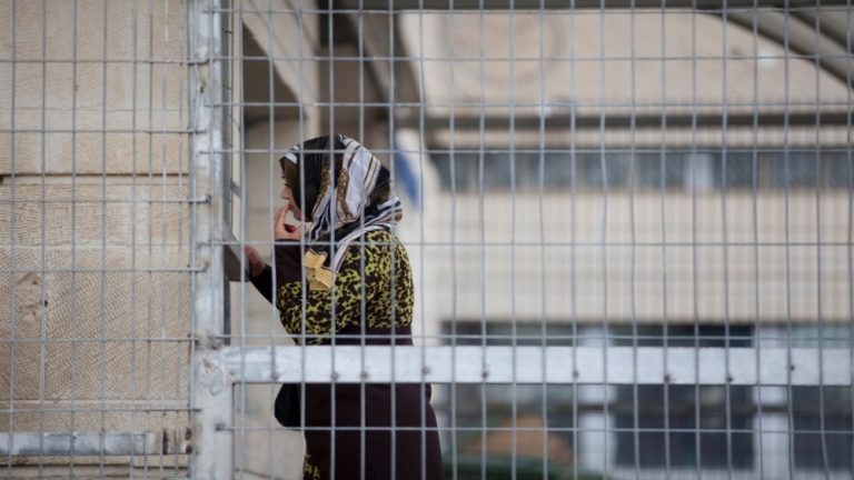 هيئة الأسرى تدين استمرار “حرب التجويع والعزل” ضد الأسيرات