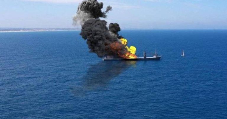 القوات اليمنية تشن هجومًا على سفينة أمريكية وتستهدف أهدافًا في أم الرشراش