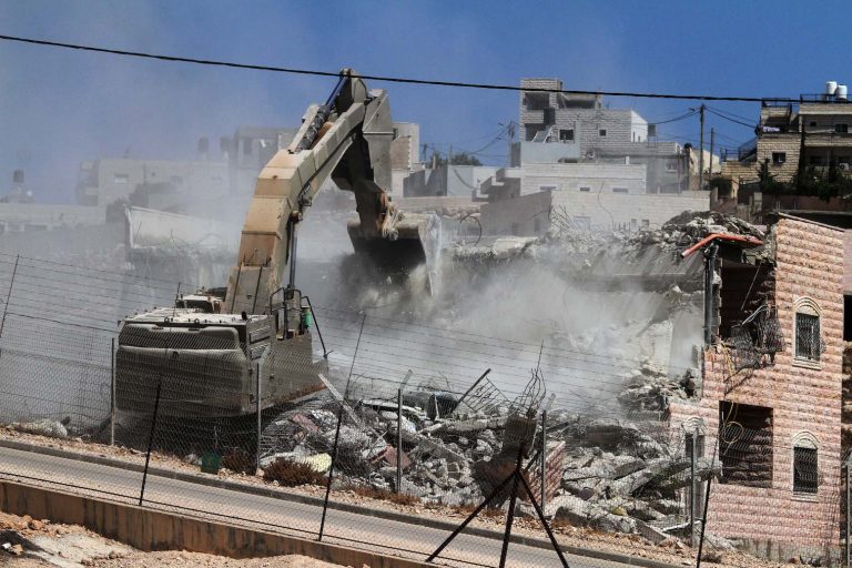الاحتلال يهدم مبنى في حي وادي الجوز ويجبر مقدسياً على هدم منزله في العيسوية
