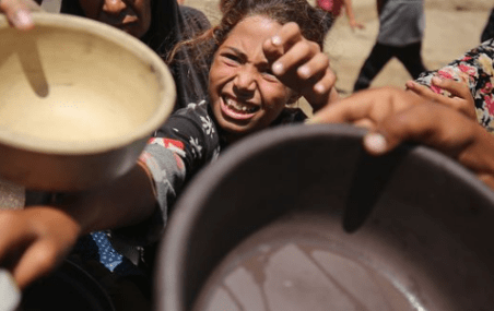 “برنامج الأغذية العالمي”: نصف مليون مواطن في غزة يواجهون “مستويات كارثية من الجوع”
