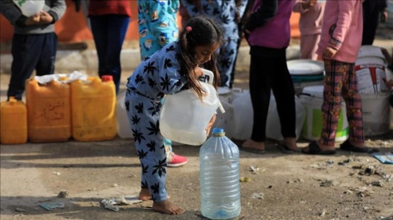 “الأونروا” تُعلن عن انخفاض إمدادات المياه في دير البلح بنسبة 85% جراء العدوان الإسرائيلي
