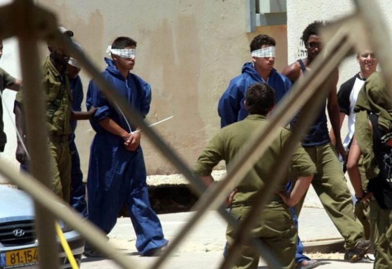 النيابة العسكرية تسعى لتمديد اعتقال الجنود المتهمين بتعذيب أسير فلسطيني في ‘سديه تيمان’