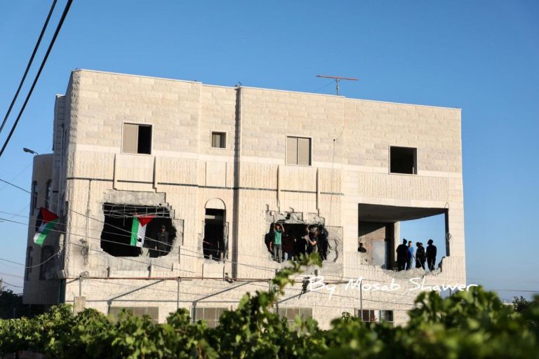 جيش الاحتلال يفجر منزل الشهيد مؤمن مسالمة جنوب الخليل