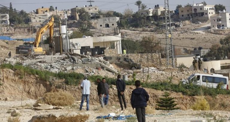 مستوطنون يقتحمون منازل في الأغوار ويشعلون النار في منشآت زراعية بمحافظة سلفيت