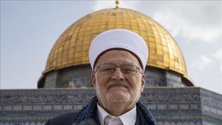 الاحتلال يفرج عن الشيخ صبري بشرط الإبعاد عن المسجد الأقصى