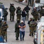 الاحتلال يعزز حملات الاعتقال في الضفة الغربية : 30 معتقلاً اليوم و180 منذ بداية…
