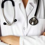 اعتقال طبيبين من النقب بتهمة تنظيم شبكة احتيال لإصدار تراخيص لممارسة الطب
