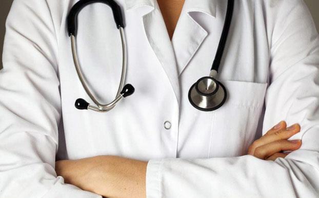 اعتقال طبيبين من النقب بتهمة تنظيم شبكة احتيال لإصدار تراخيص لممارسة الطب