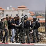 مستوطنون ينظمون مسيرة استفزازية في أريحا ويعتدون على شاب من القدس