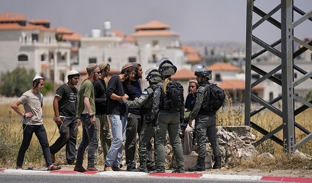 مستوطنون ينظمون مسيرة استفزازية في أريحا ويعتدون على شاب من القدس