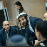 عضو في الكنيست يقتحم غرفة جريح فلسطيني نفذ عملية دهس