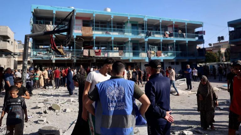 الأونروا تعلن عن مقتل 6 من موظفيها في غارتين استهدفتا مدرسة بمخيم النصيرات