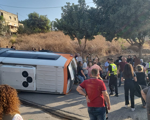 15 طالباً مصابين في انقلاب حافلة في طمرة