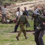 المستوطنون يواصلون اعتداءاتهم على المزارعين وقاطفي الزيتون في مناطق الضفة الغربية