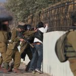 قوات الاحتلال تعتقل 25 فلسطينيًا من الضفة الغربية والقدس بينهم شابة