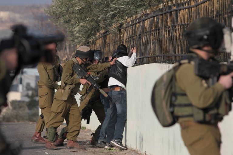 قوات الاحتلال تعتقل 25 فلسطينيًا من الضفة الغربية والقدس بينهم شابة