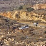 مستوطنون يضرمون النار في مركبات ويجبرون عائلة على إخلاء منزلها في نابلس