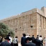 بسبب الأعياد اليهودية… اعتداءات المستوطنين تتوسّع في الخليل وجيش الاحتلال يحميهم
