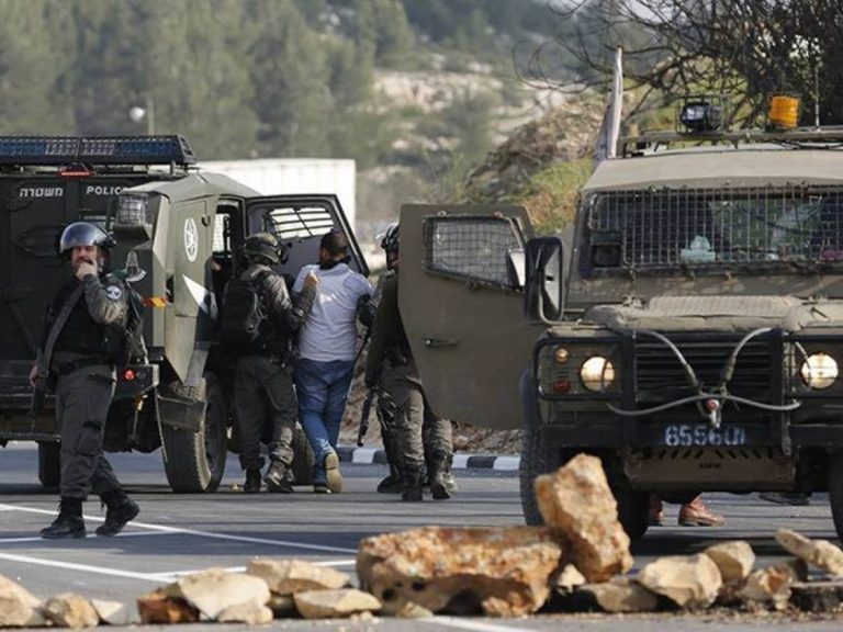 الضفة الغربية : 12 معتقلاً اليوم والعدد الإجمالي للمتعلقين بلغ 11,700 منذ 7 أكتوبر