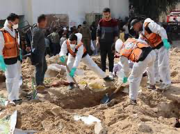 الدفاع المدني في غزة ينتشل 57 جثمان شهيد من داخل مجمع الشفاء الطبي