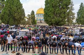 رغم القيود والأمطار: 80 ألف فلسطيني يؤدون صلاة الجمعة الثالثة في الأقصى